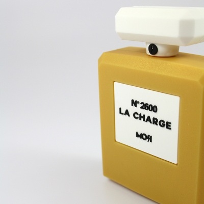 Frasco de perfume amarelo com tampa branca e rótulo com texto