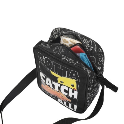 Mala pequena preta com alça ajustável e estampado de Pikachu com texto Gotta Catch 'Em All