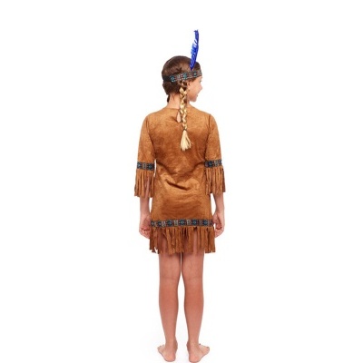 Criança vestindo roupa castanha com franjas e faixa com pena azul