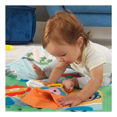 Bebé a brincar num tapete colorido com padrões de animais