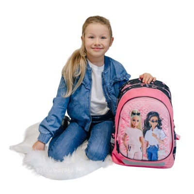 Mochila escolar rosa com personagens femininas desenhadas e criança sentada ao lado