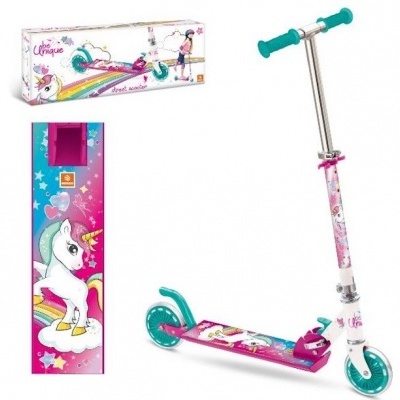 Trotinete infantil rosa e azul turquesa decorada com unicórnio e arco-íris, ao lado da caixa de embalagem com desenho do mesmo tema.