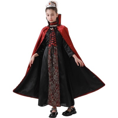 Criança vestida com capa vermelha e vestido preto com detalhes prateados e vermelhos