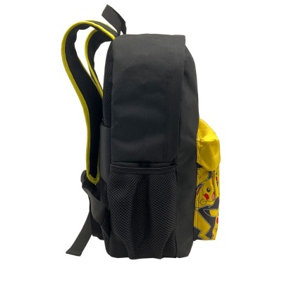 Mochila preta com bolso amarelo e personagens de Pikachu
