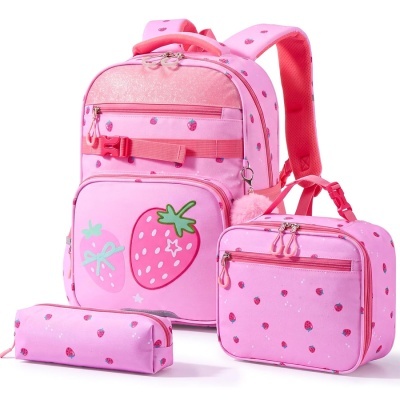 Mochila, lancheira e estojo rosa com padrão de morangos e fechos rosa