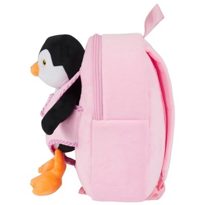 Mochila infantil cor-de-rosa com peluche de pinguim agarrado na frente