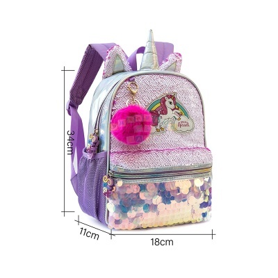 Mochila infantil roxa com lantejoulas prateadas, unicornio colorido e pompom rosa