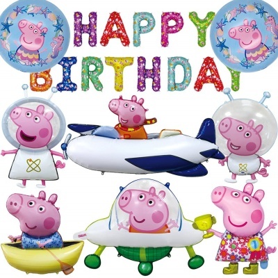 Balões de aniversário tema Peppa Pig com frase HAPPY BIRTHDAY e personagens em vários veículos.