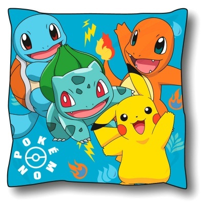 Almofada azul com personagens Pokémon Squirtle, Bulbasaur, Charmander e Pikachu coloridos