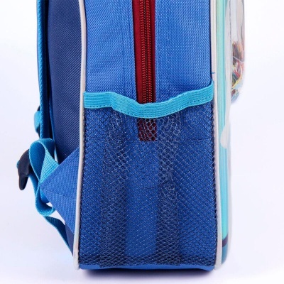 Mochila azul com bolso lateral em rede e fecho vermelho