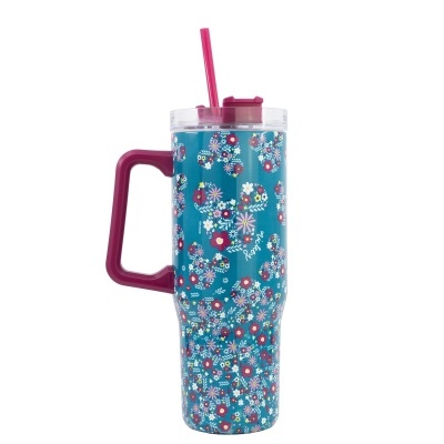 Caneca térmica azul com padrão floral e tampa rosa com canudo