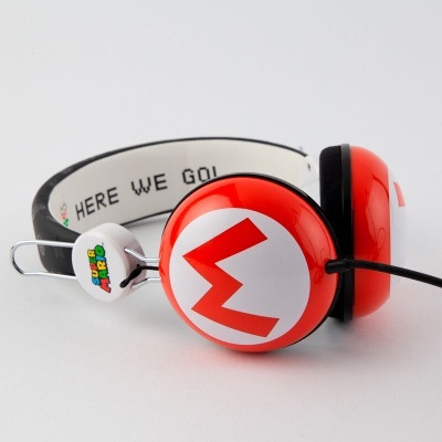 Auscultadores vermelhos e brancos com design Super Mario e texto 'HERE WE GO!' na haste interior
