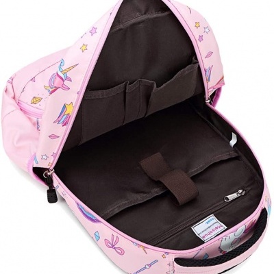 Mochila rosa aberta com unicórnios e estrelas e interior preto