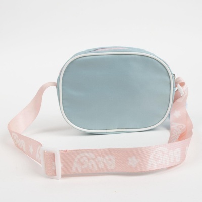 Mala pequena azul com alça rosa com texto branco