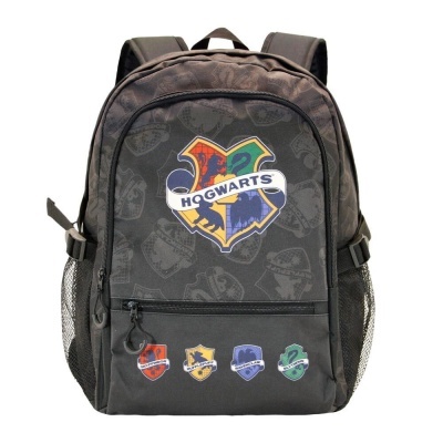 Mochila preta com brasões de Hogwarts coloridos e bolsos laterais em rede