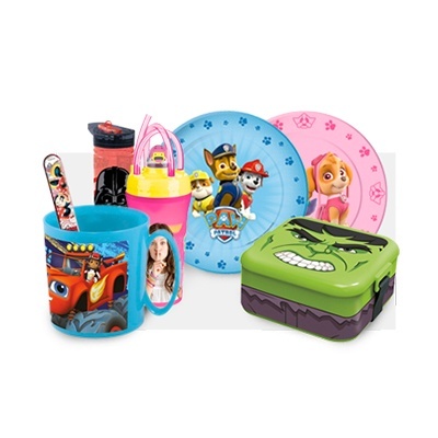 Artigos infantis com personagens animados em plástico colorido, incluindo pratos, recipientes e copos.