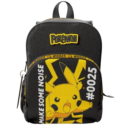 Mochila preta com estampa de Pikachu amarelo e texto Pokémon