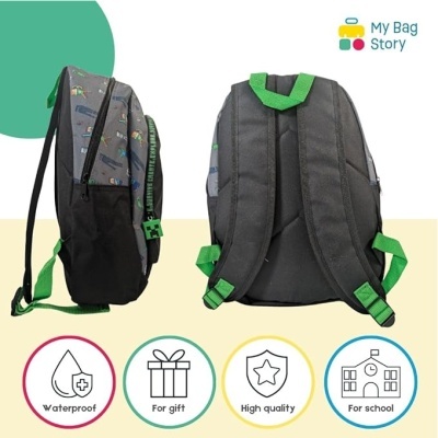 Mochila escolar impermeável cinza com padrão colorido e alças verdes em fundo creme