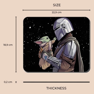 Tapete de rato The Mandalorian com guerreiro e criatura pequena em fundo estrelado