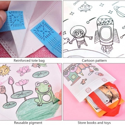 Bolsa de tecido branco com reforço e alças vermelhas, com padrões de desenhos animados e tema natureza.