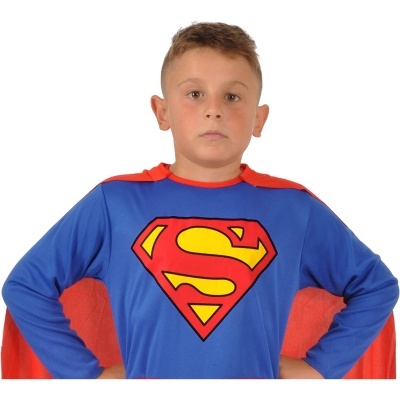 Criança com camisola azul e capa vermelha de super-herói