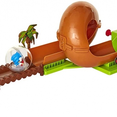 Brinquedo de cenário com coco gigante, palmeiras e figura azul num globo transparente