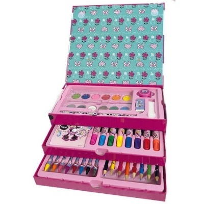 Conjunto de material de desenho infantil com lápis, marcadores e tintas em caixa rosa