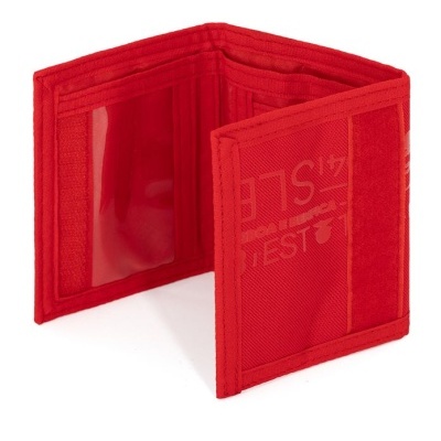 Carteira vermelha em tecido sintético aberta com vários bolsos