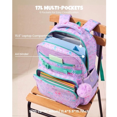 Mochila rosa lilás com padrão de arco-íris, múltiplos bolsos e pompom lilás pendurado.