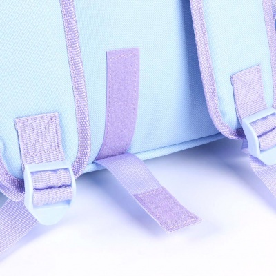 Parte inferior de mochila azul claro com fitas lilás e velcro