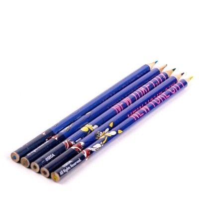 Lápis de cor azuis com pontas afiadas sobre fundo branco