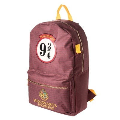 Mochila castanha com padrão de tijolos, fecho dourado e texto 'PLATFORM 9 3/4' e 'HOGWARTS EXPRESS'.