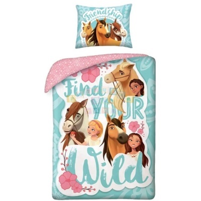 Colcha e almofada para cama infantil com estampa de personagens e cavalos em fundo azul claro