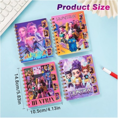 Quatro cadernos HUNTR/X coloridos com personagens em desenhos animados, espiralados e medindo 14,8cm por 10,5cm.