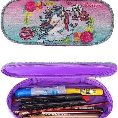 Estojo para lápis com unicórnio e flores em tons lilás, azul e rosa, aberto com material escolar dentro.