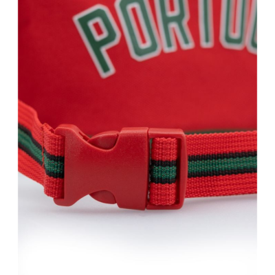 Cinto com fivela plástica vermelha e tira de tecido tricolor