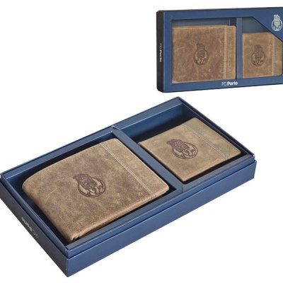 Conjunto carteira e porta-cartões em pele castanha com logotipo FC Porto na caixa azul