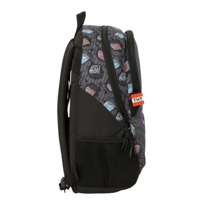 Mochila preta com padrão de cubos coloridos e etiqueta THT