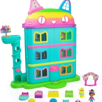 Casa de brinquedo colorida com acessórios e boneca sobre fundo branco