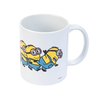 Caneca branca com estampa de Minions amarelos com roupa azul.