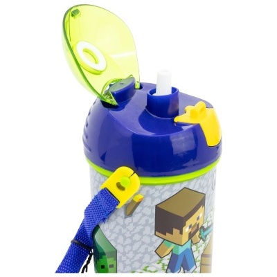 Garrafa infantil com tampa azul e detalhes amarelos e personagens pixelados de videojogo.