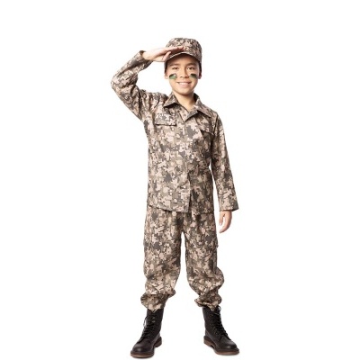 Criança com fato camuflado bege e castanho e boné, botas pretas, com pintura facial, a sorrir e a cumprimentar