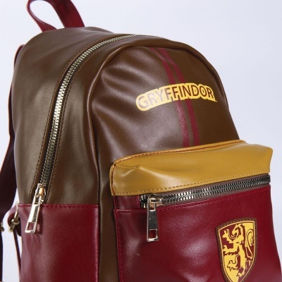 Mochila marrom, vinho e mostarda com fecho metálico, texto GRYFFINDOR e escudo com leão amarelo e vermelho