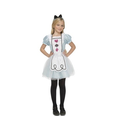 Criança com vestido azul de bolinhas e avental branco decorado