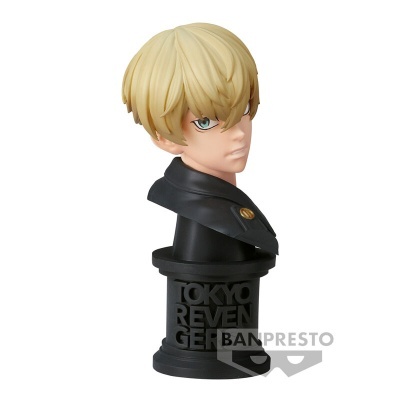 Busto de personagem Tokyo Revengers com cabelo loiro sobre base preta com texto