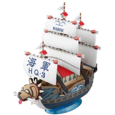Modelo de navio de brinquedo com velas brancas e leme em forma de cabeça de cão