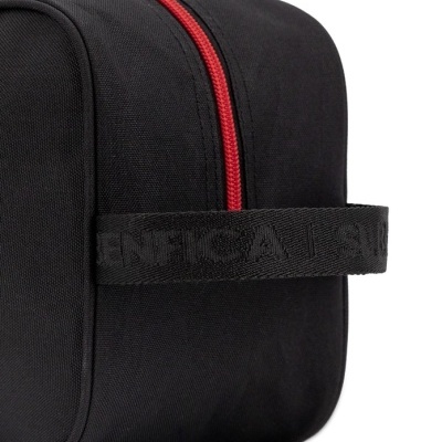 Bolsa preta com fecho vermelho e alça lateral preta