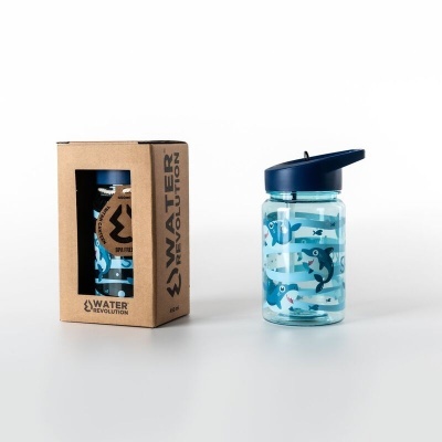 Garrafa de água infantil azul com desenho de tubarões e caixa de cartão