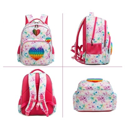 Mochila colorida floral com coração pop-it e etiqueta LOVE