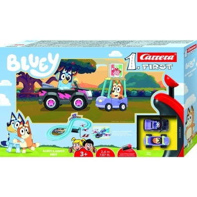 Caixa azul do conjunto de corrida infantil Bluey & Bingo Race com dois carrinhos coloridos e personagens animados.